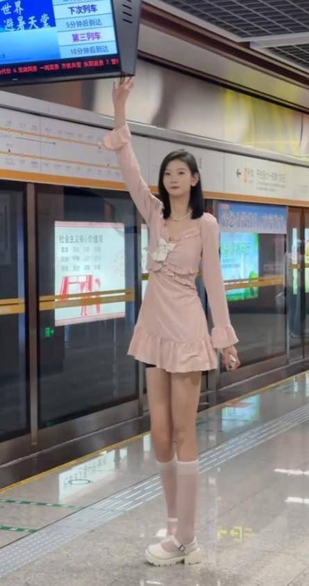 女孩身高2米26貌美如花<strong></p>
<p>eth走势</strong>，妈妈天天发愁：白长这么漂亮，没人敢追