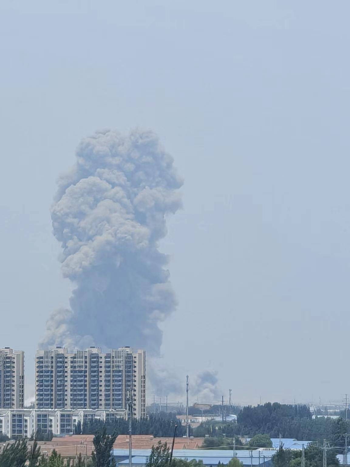 山东高密一化工车间发生爆炸<strong></p>
<p>挖比特币</strong>，一公里外饭店窗户被震碎，当地：现场已疏散完毕，具体情况核实中