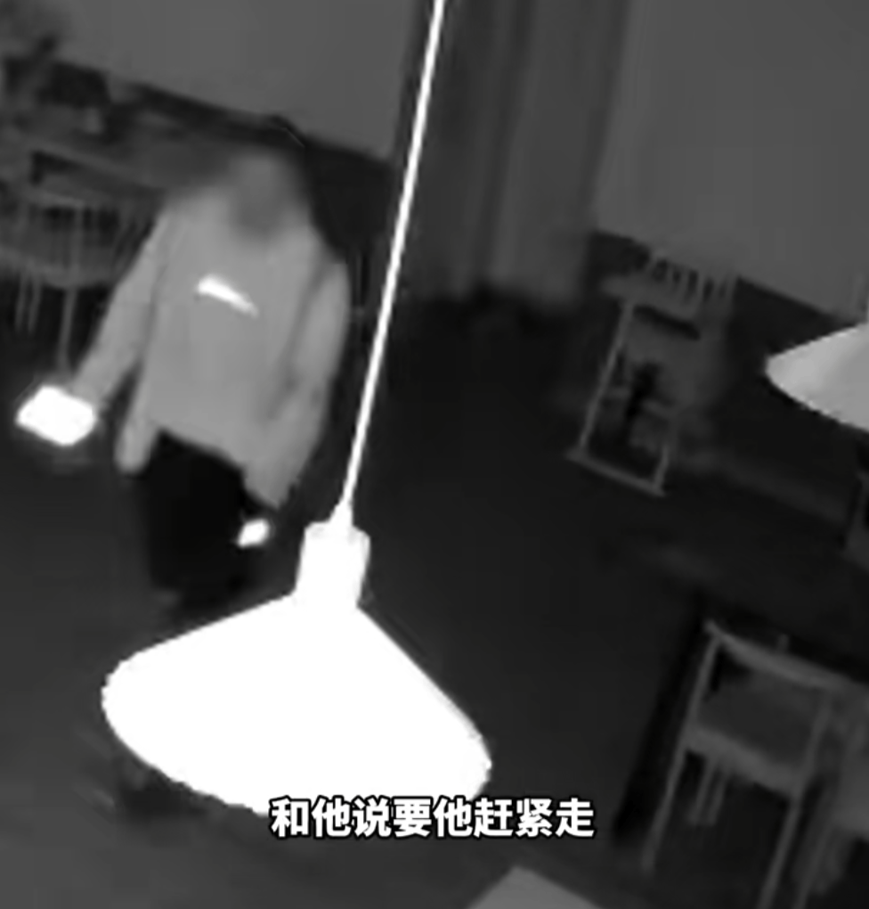 第一次见面就表白！被拒绝后男子凌晨3点狂敲女生房门<strong></p>
<p>1比特币多少人民币</strong>，随后拿出工具撬锁……