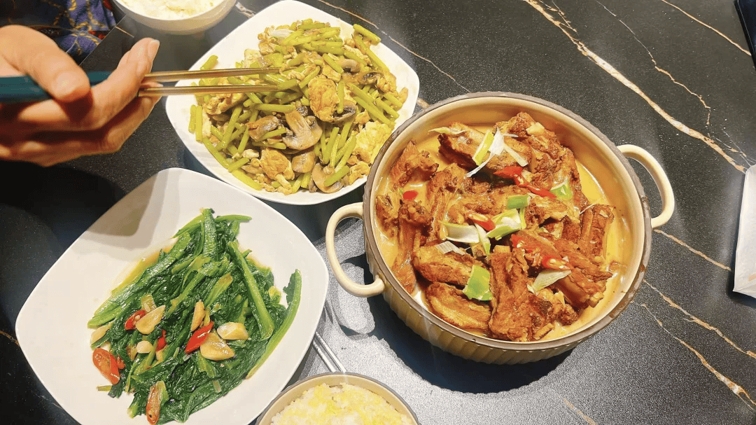 “包月800<strong></p>
<p>核算</strong>，不谈恋爱”，上门做饭的年轻人有多抢手