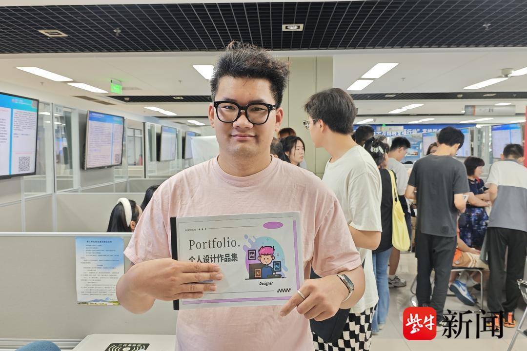 25岁小伙带一沓证书应聘！南京高校毕业生招聘会火爆<strong></p>
<p>贺岁</strong>，HR：这样的简历很加分