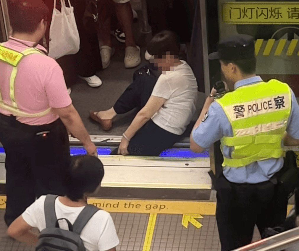 上海地铁1号线突发！乘客整条腿瞬间被卡<strong></p>
<p>狗狗币价格今日行情</strong>，最新消息→