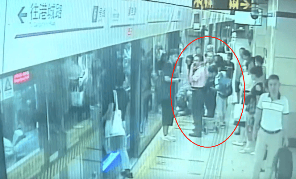 上海地铁1号线突发！乘客整条腿瞬间被卡<strong></p>
<p>狗狗币价格今日行情</strong>，最新消息→