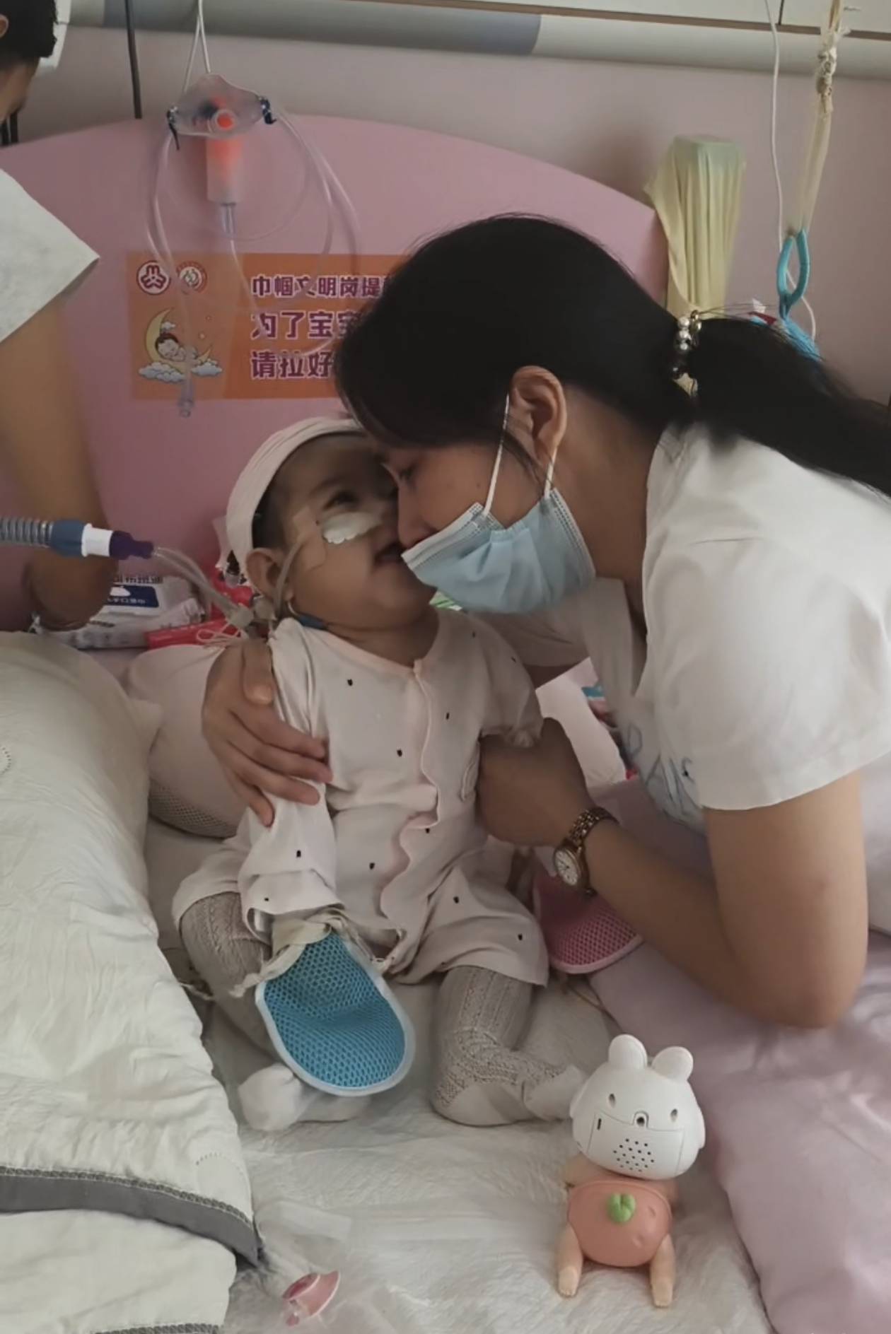 奶奶在哭<strong></p>
<p>狗狗币行情</strong>，宝宝在笑！40天女婴重病，00后父亲割肝救女，术后这一幕让网友泪奔