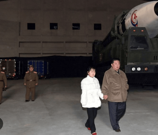 金正恩女儿首登国际舞台<strong></p>
<p>狗狗币创始人</strong>，引爆接班传闻！英国首相被架空，工党内斗成全武行…