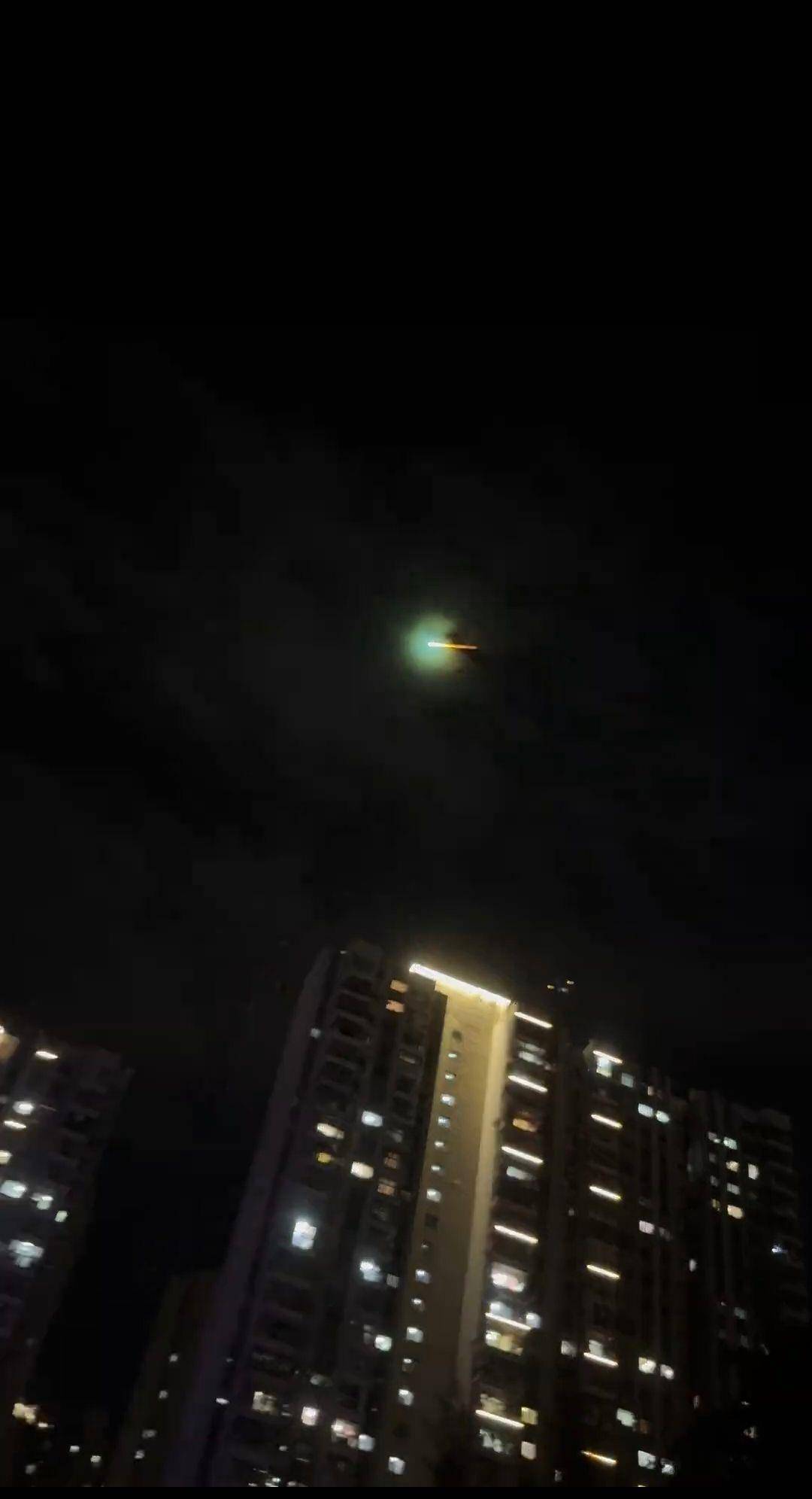 福建多地夜空现不明飞行物？目击者称速度极快放蓝绿色光芒<strong></p>
<p>火币交易所</strong>，专家回应