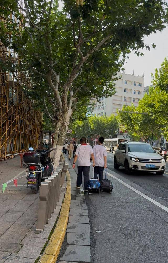事发上海校门口！学生上学像闯关：夹缝中慢慢腾挪<strong></p>
<p>火币下载</strong>，与非机动车迎面对冲…家长担忧：何时是头