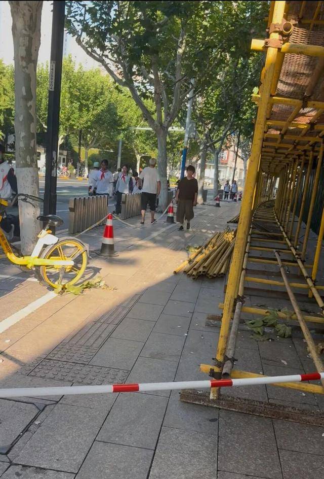 事发上海校门口！学生上学像闯关：夹缝中慢慢腾挪<strong></p>
<p>火币下载</strong>，与非机动车迎面对冲…家长担忧：何时是头