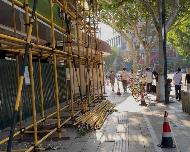 事发上海校门口！学生上学像闯关：夹缝中慢慢腾挪<strong></p>
<p>火币下载</strong>，与非机动车迎面对冲…家长担忧：何时是头