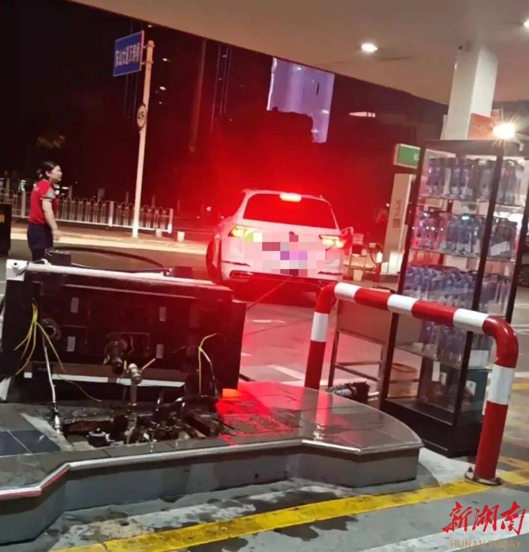 湖北一车主加完油忘拔加油枪开车就走<strong></p>
<p>火币官网下载</strong>，直接拽倒加油机，工作人员：幸好加油机的切断阀自动紧急关闭