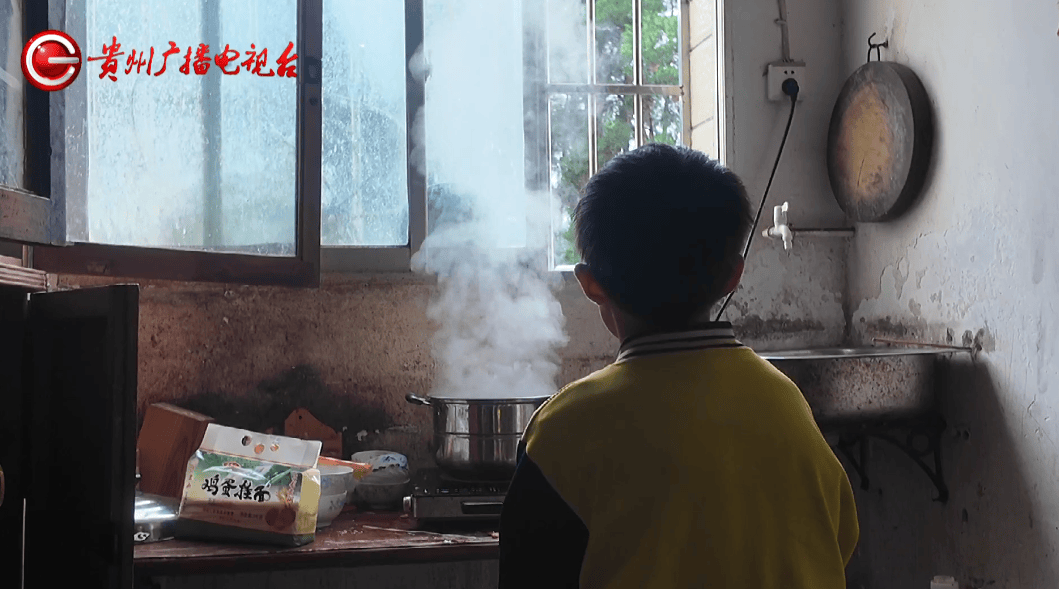 心酸！12岁男孩“独居”贵阳一安置房内<strong></p>
<p>中国火币网</strong>，父亲回应：迫于无奈，因为……