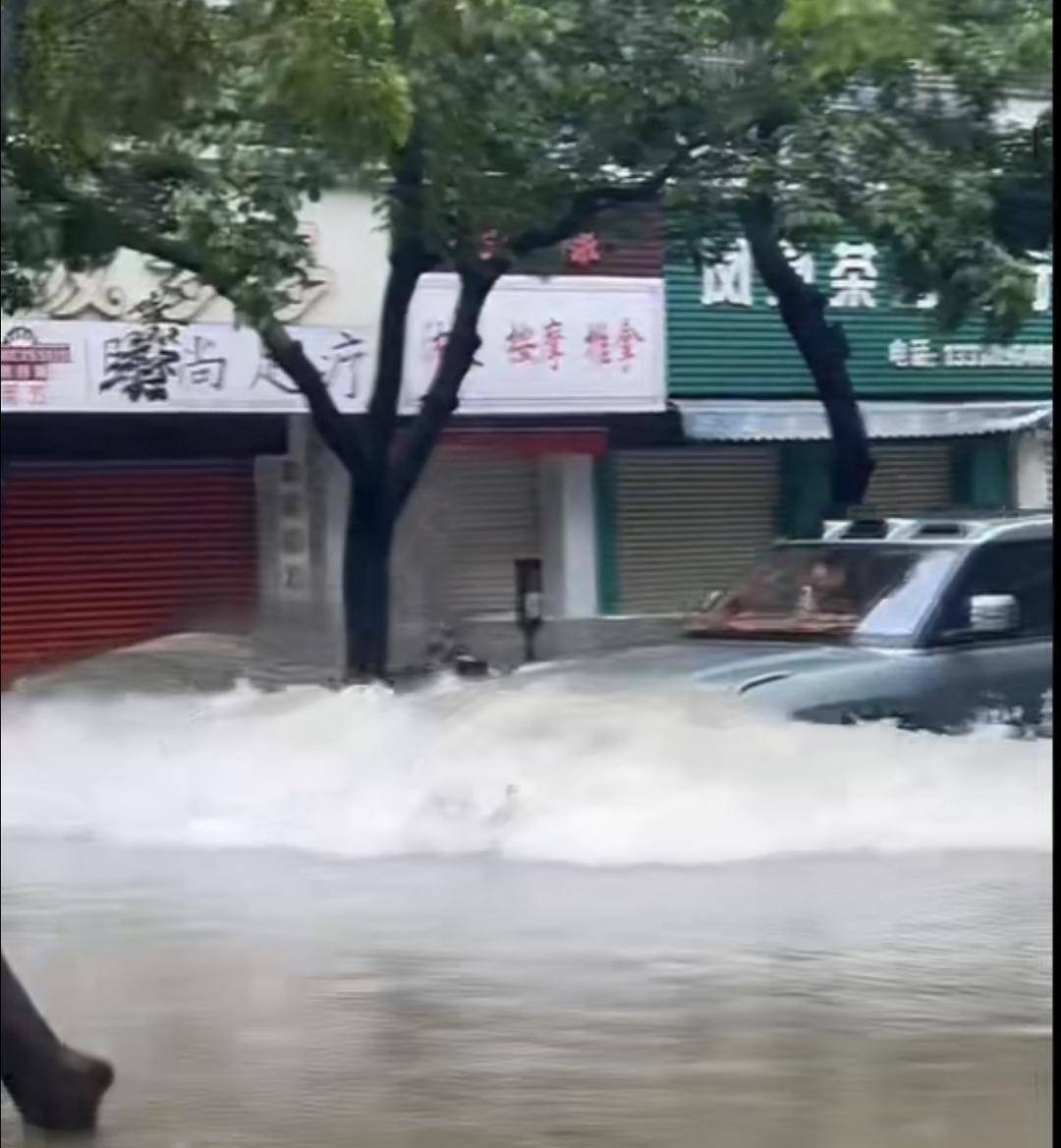台风天珠海一司机驾越野车造浪冲破多家店玻璃<strong></p>
<p>火币交易</strong>，警方：行拘10日！