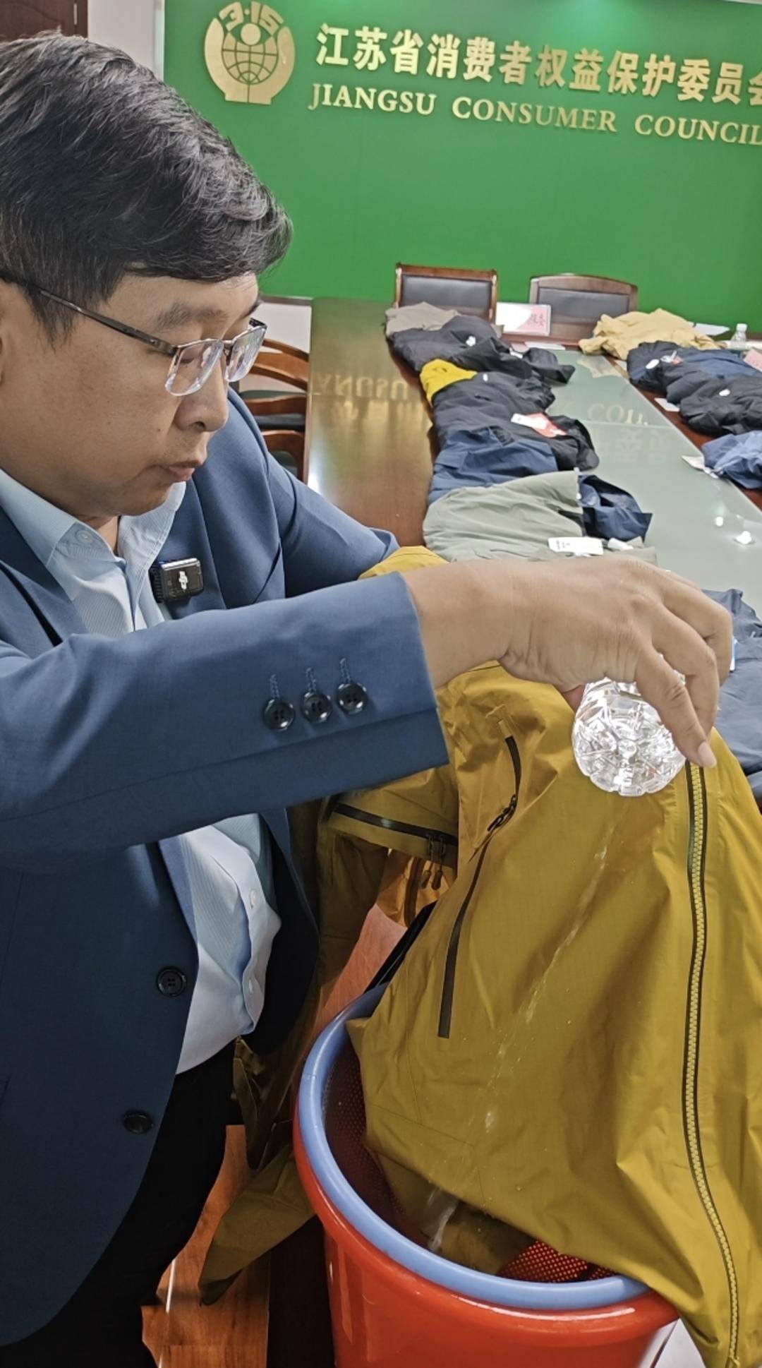 注意！冲锋衣40款里3款“不防水”<strong></p>
<p>火币交易</strong>，教你一招在家也能测
