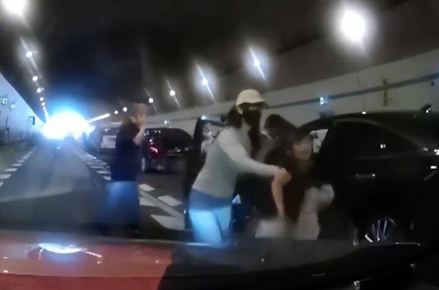 10岁男孩隧道内跪地拦车：哭得撕心裂肺<strong></p>
<p>莱特币行情</strong>，求人救他妈妈