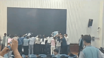 家长跪地被学生轮流踩踏<strong></p>
<p>莱特币今日价格</strong>，校方凌晨道歉