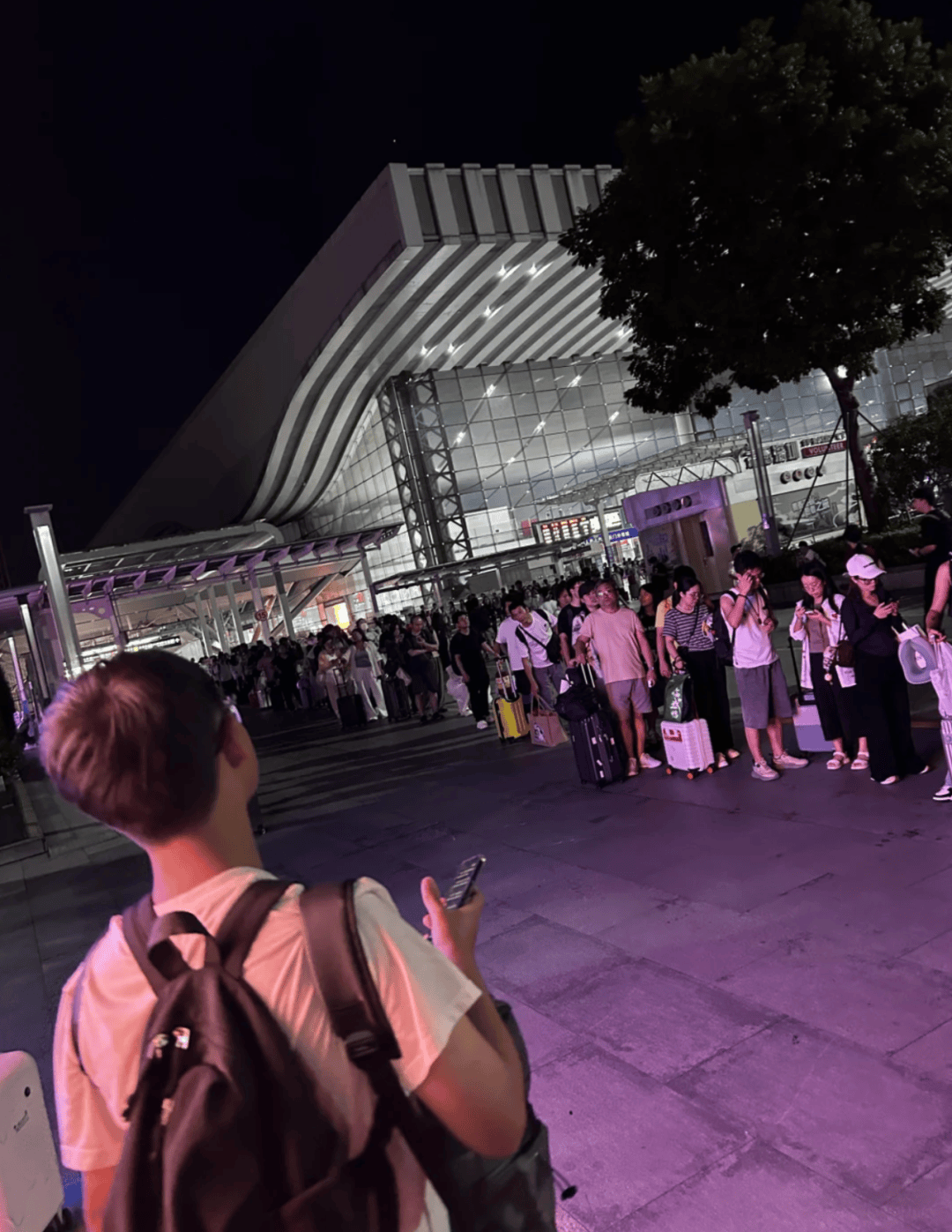 深圳北站凌晨返深被刷爆<strong></p>
<p>莱特币今日价格</strong>！附近叫车超200人？别慌！公交地铁加班护送