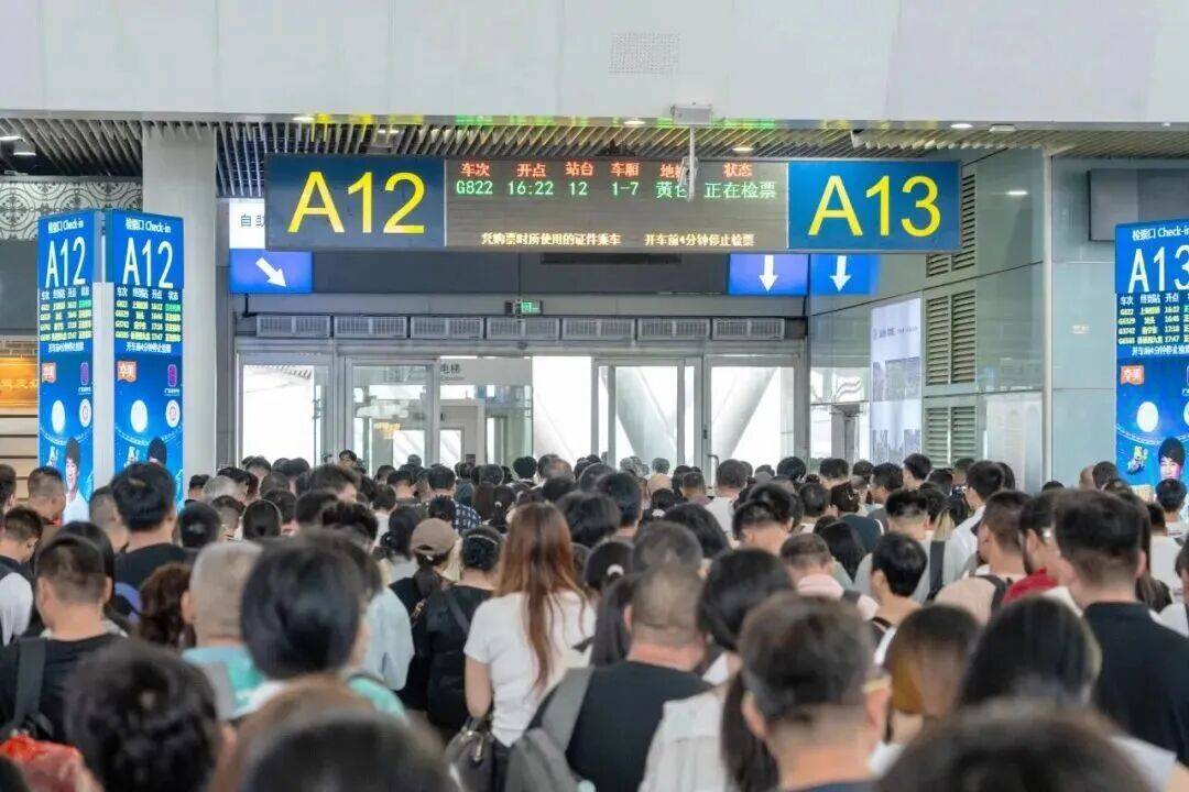 深圳北站凌晨返深被刷爆<strong></p>
<p>莱特币今日价格</strong>！附近叫车超200人？别慌！公交地铁加班护送