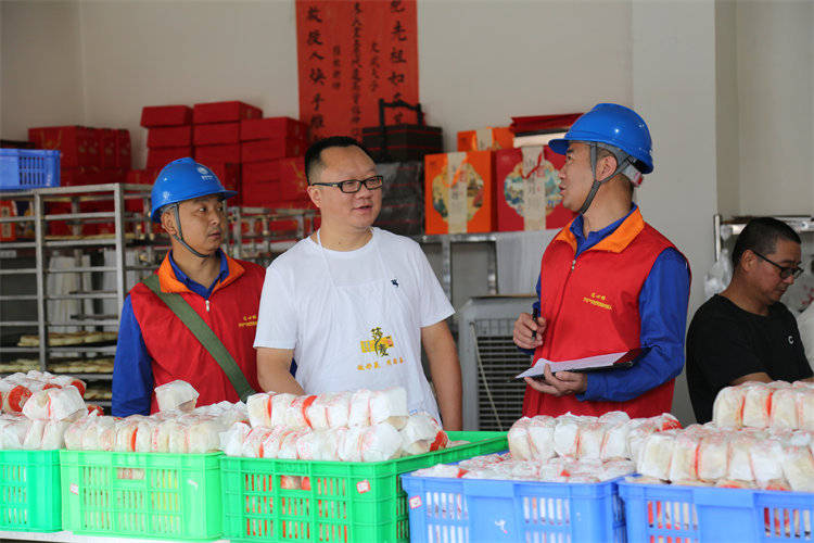 阖家团圆时<strong></p>
<p>莱特币今日价格</strong>，他们守护蓉城灯火