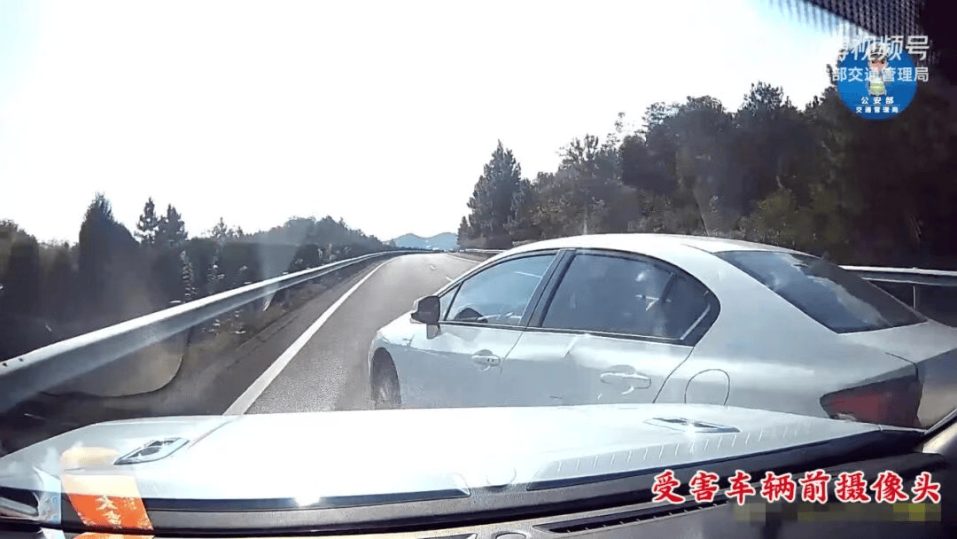 “我撒谎天打雷劈！”男子高速突然强行变道致翻车<strong></p>
<p>欧易交易所</strong>，反诬赖对方