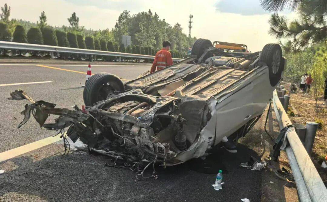 “我撒谎天打雷劈！”男子高速突然强行变道致翻车<strong></p>
<p>欧易交易所</strong>，反诬赖对方
