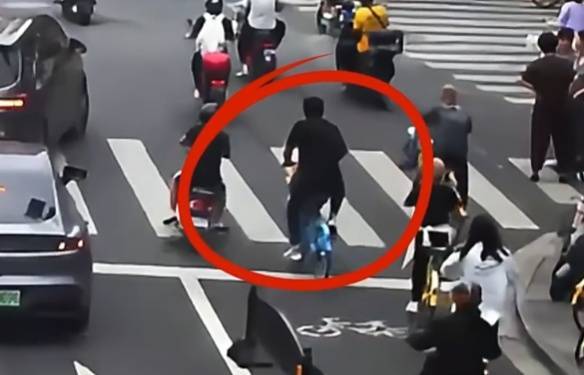 看着都疼<strong></p>
<p>欧易okex官网</strong>！上海街头一男子突然求助：10岁女儿被死死卡住！这个行为太危险→