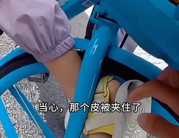 看着都疼<strong></p>
<p>欧易okex官网</strong>！上海街头一男子突然求助：10岁女儿被死死卡住！这个行为太危险→