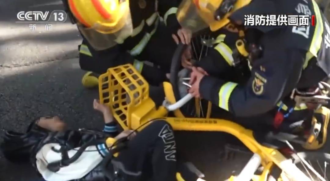 看着都疼<strong></p>
<p>欧易okex官网</strong>！上海街头一男子突然求助：10岁女儿被死死卡住！这个行为太危险→