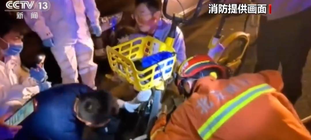 看着都疼<strong></p>
<p>欧易okex官网</strong>！上海街头一男子突然求助：10岁女儿被死死卡住！这个行为太危险→