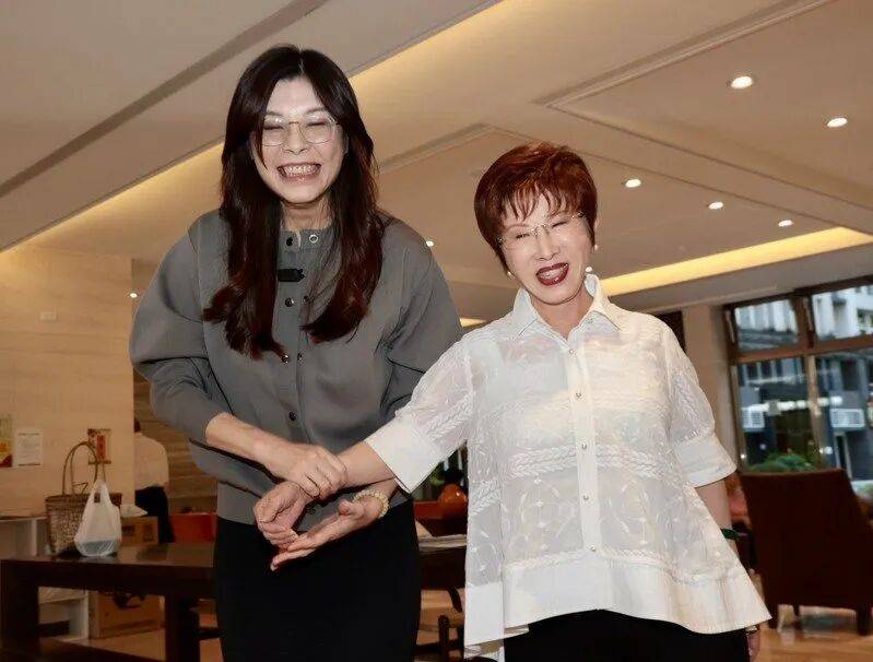 到底支持谁当党主席？当着郑丽文的面<strong></p>
<p>欧易app下载</strong>，洪秀柱说出了自己的答案