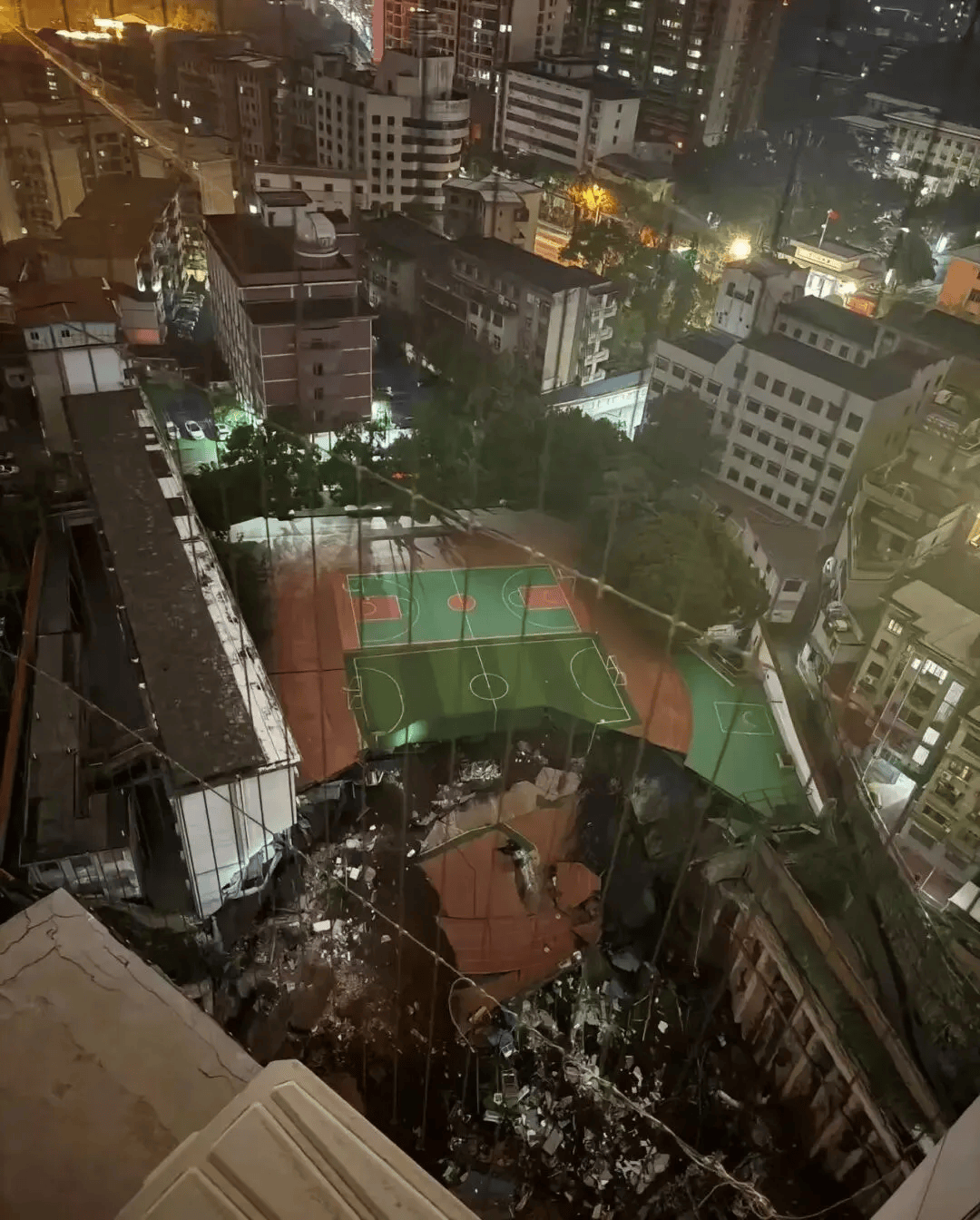 近4000人小学突发坍塌形成巨大坑洞<strong></p>
<p>欧易官网</strong>，操场塌下去一半，“还好发生在夜里”