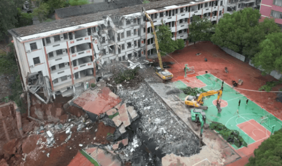 近4000人小学突发坍塌形成巨大坑洞<strong></p>
<p>欧易官网</strong>，操场塌下去一半，“还好发生在夜里”