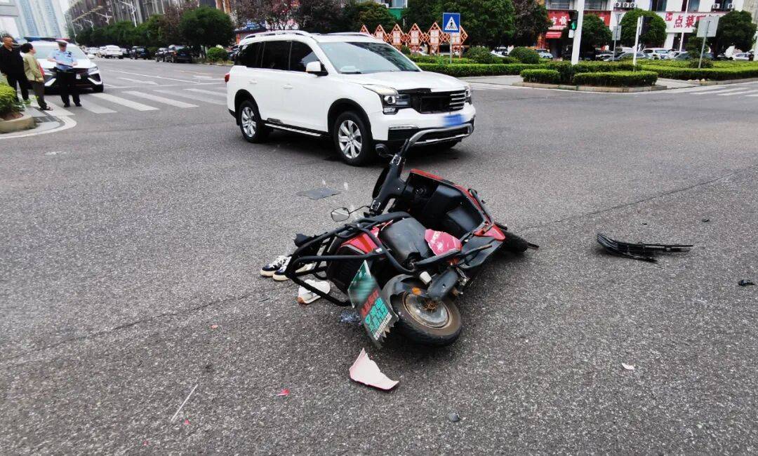 湖南湘潭一女生骑车闯红灯<strong></p>
<p>欧易交易所下载</strong>，骨折、肝破裂…