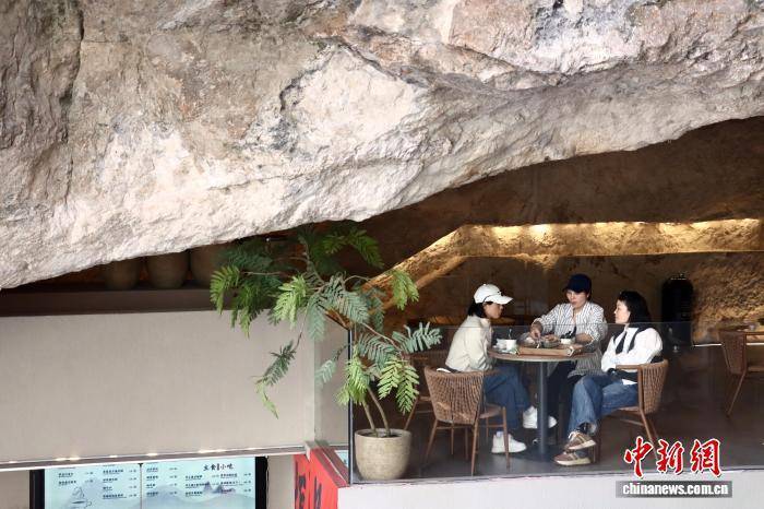 浙江温州乐清雁荡山：悬崖咖啡助力传统景区焕新出圈
