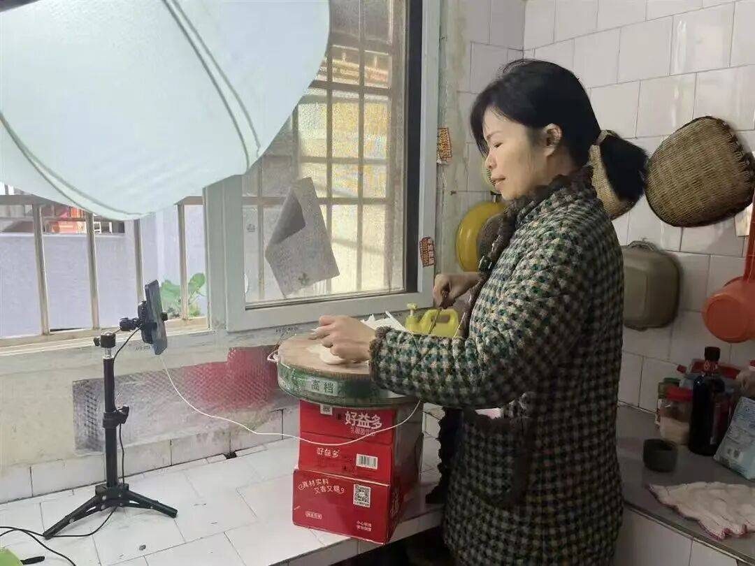 41岁武汉宝妈突然爆火!多次收到央视邀约<strong></p>
<p>易欧</strong>,本人回应