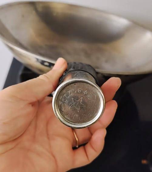 铁锅用了二三十年仍不粘不锈<strong></p>
<p>易欧app</strong>，女子在线寻厂家想“再买一个”，厂家称已停产