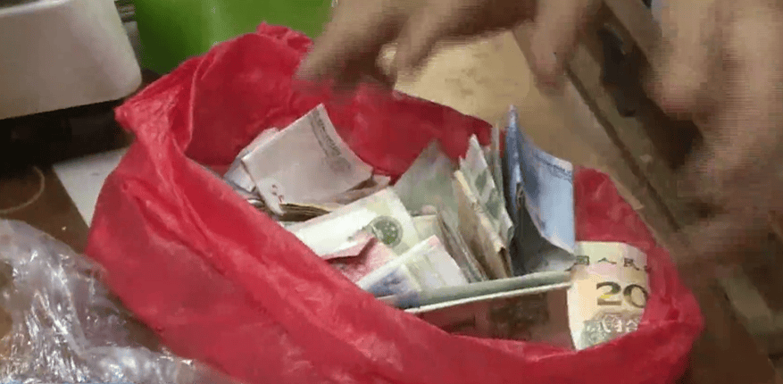 广东一男子两三年持续往批发店无故扔钱<strong></p>
<p>易欧app</strong>,店主:每次他都不承认,还钱还把钱送回来