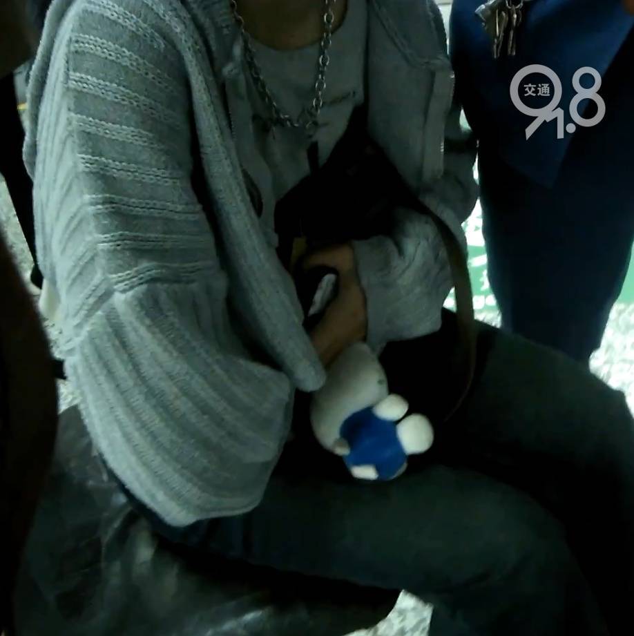 杭州地铁内<strong></p>
<p>欧易交易所app</strong>,女乘客突然崩溃大哭!紧接着……这一幕被拍下