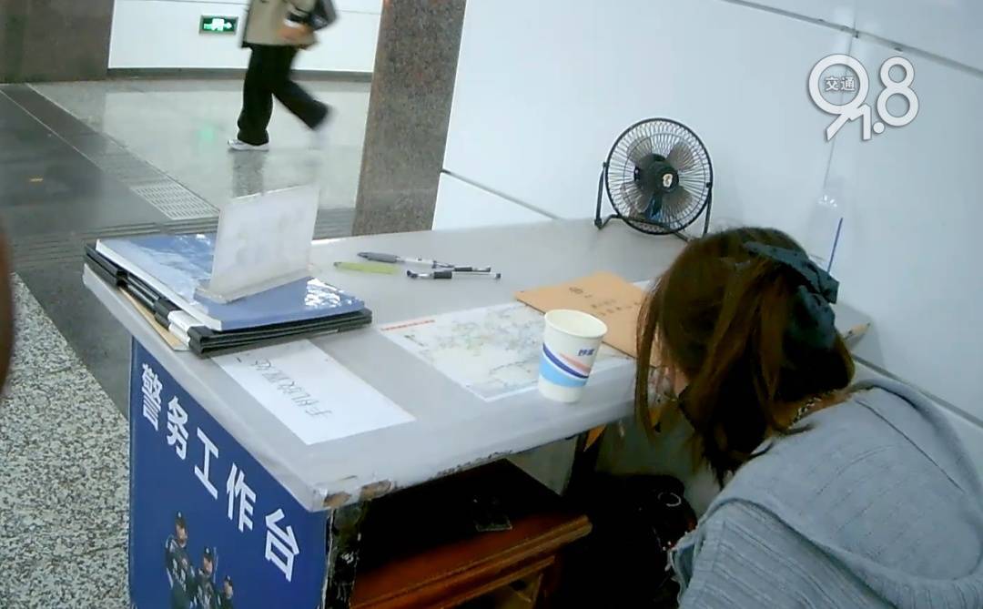 杭州地铁内<strong></p>
<p>欧易交易所app</strong>,女乘客突然崩溃大哭!紧接着……这一幕被拍下