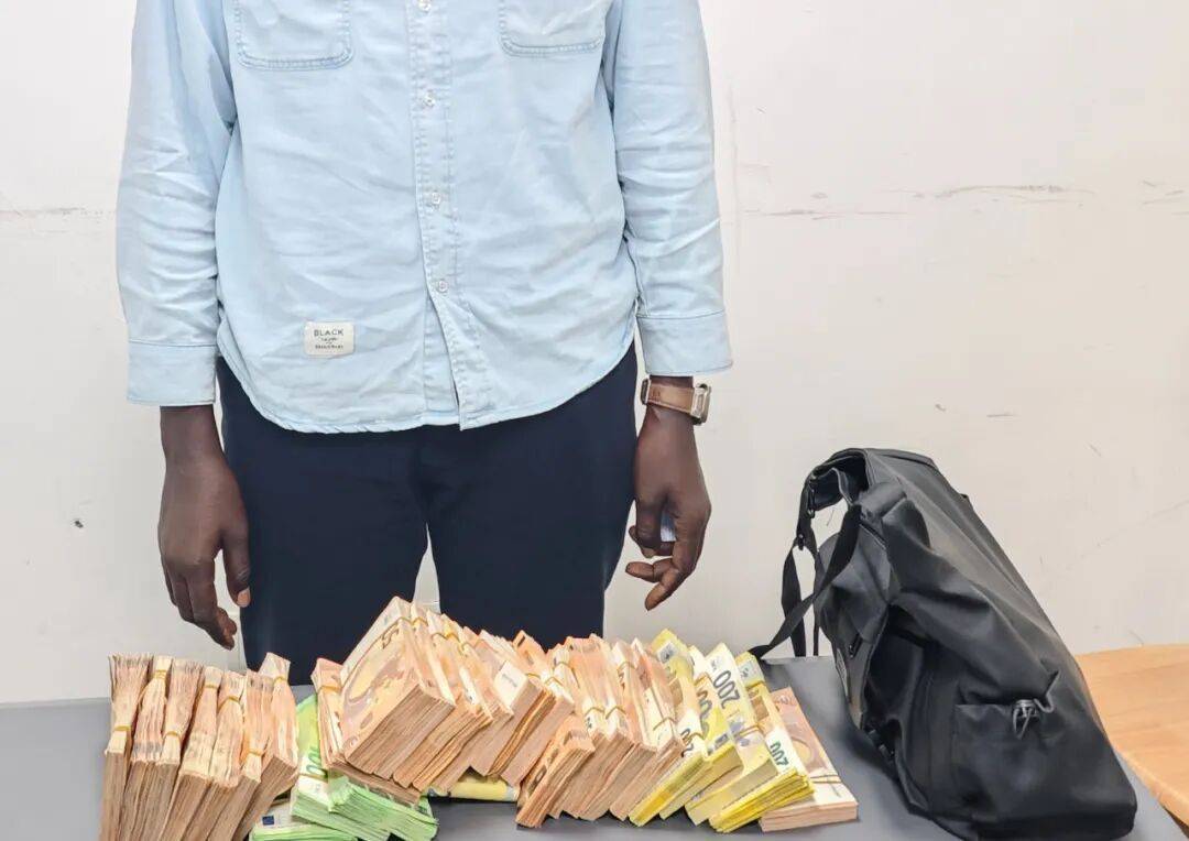 成捆的欧元现金就放在背包里装着<strong></p>
<p>欧易okex下载</strong>,折合人民币超186万元,旅客入境时被广州海关查获