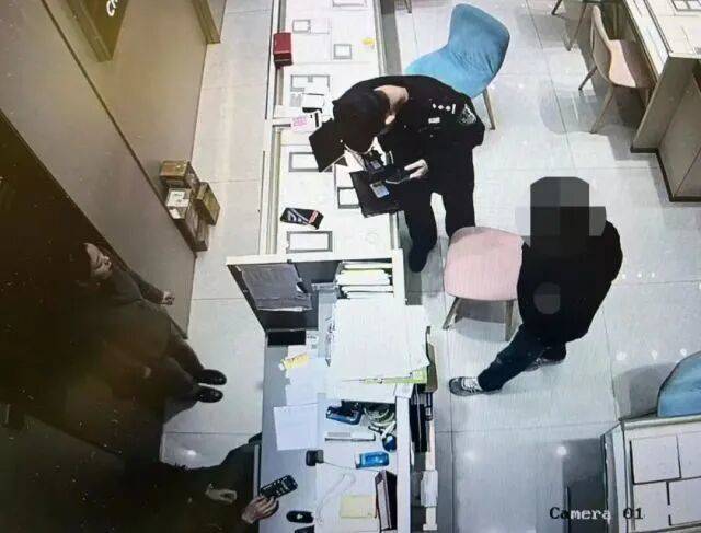 股市套现170万元后<strong></p>
<p>欧易okex</strong>,杭州男子豪购300克金条!老板当场报警……