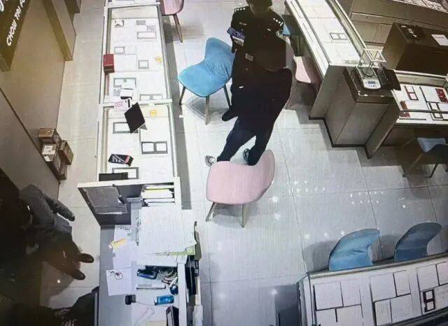 股市套现170万元后<strong></p>
<p>欧易okex</strong>,杭州男子豪购300克金条!老板当场报警……