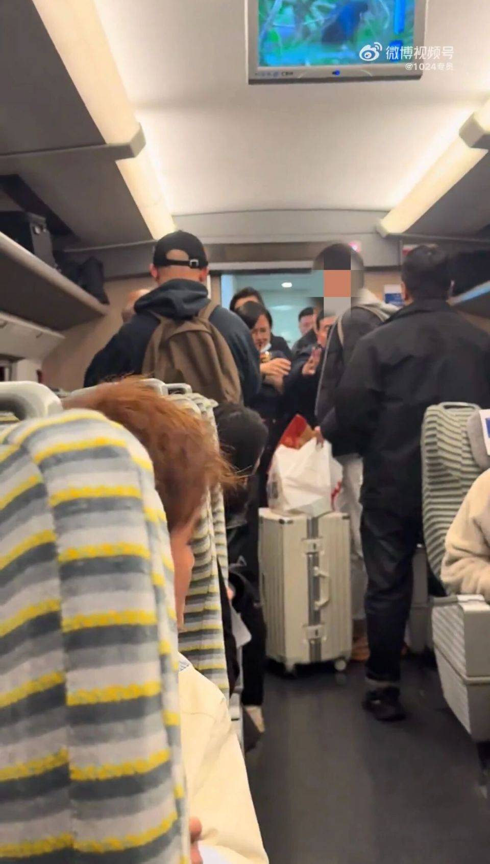 老年男子高铁上要求让座遭拒<strong></p>
<p>欧易okex</strong>,反辱骂年轻乘客:“你是人吗?”