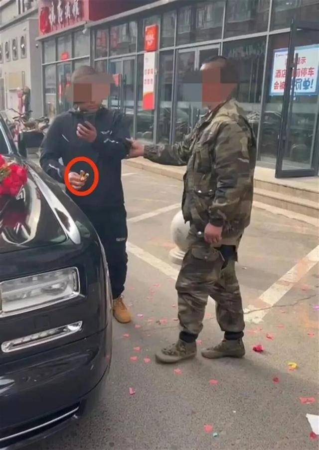 婚车遭拦截索要50条烟作为喜钱<strong></p>
<p>欧易okex</strong>,双方僵持1小时,新人无奈打车离去!