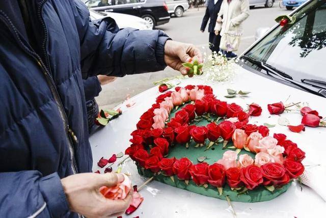 婚车遭拦截索要50条烟作为喜钱<strong></p>
<p>欧易okex</strong>,双方僵持1小时,新人无奈打车离去!