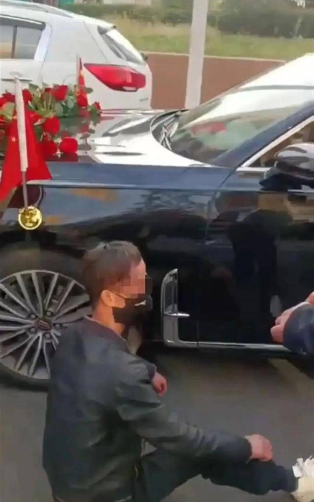 婚车遭拦截索要50条烟作为喜钱<strong></p>
<p>欧易okex</strong>,双方僵持1小时,新人无奈打车离去!