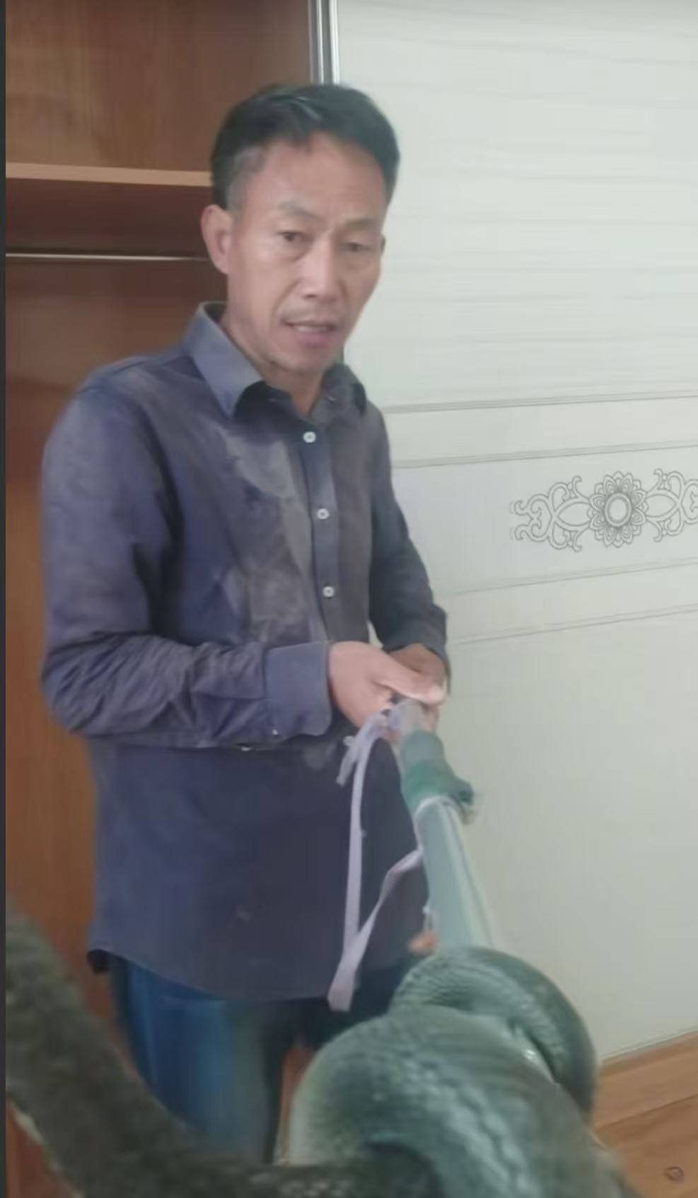 “蛇被我甩开了<strong></p>
<p>欧易更新</strong>,没完全注射毒液”,湖南直播抓蛇被咬伤网红被警方拘留后发声道歉