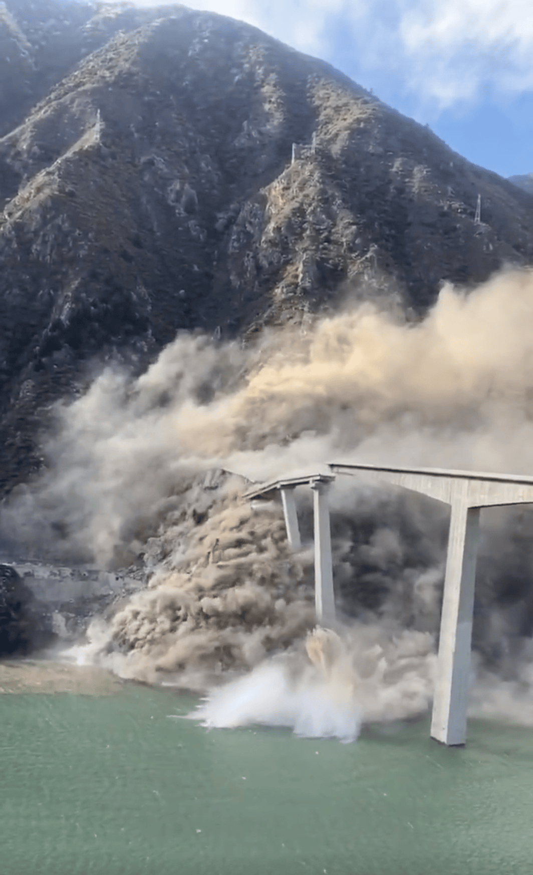 四川阿坝红旗桥为何垮塌<strong></p>
<p>欧易更新</strong>？官方回应