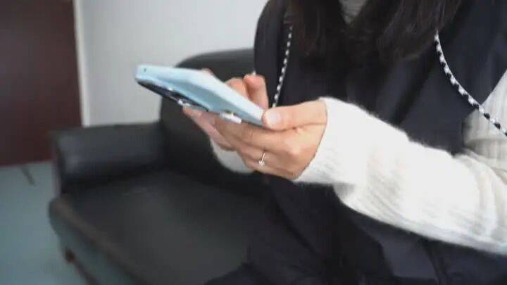 扬州一女子刷短视频惹祸:偷偷去银行取了6万现金<strong></p>
<p>欧易靠谱吗</strong>,结果……