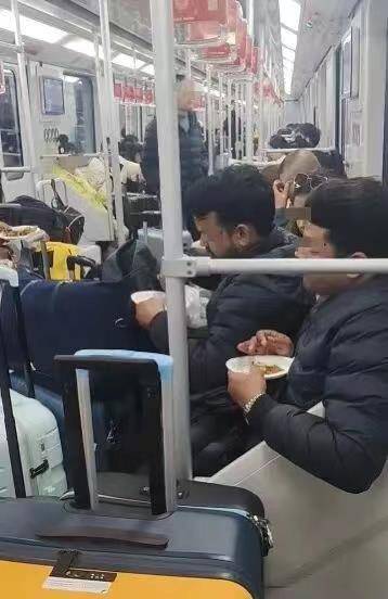 极目锐评∣满车厢咖喱味！多名外籍乘客在车厢内吃馅饼<strong></p>
<p>欧意官网</strong>，规则面前哪有特殊？