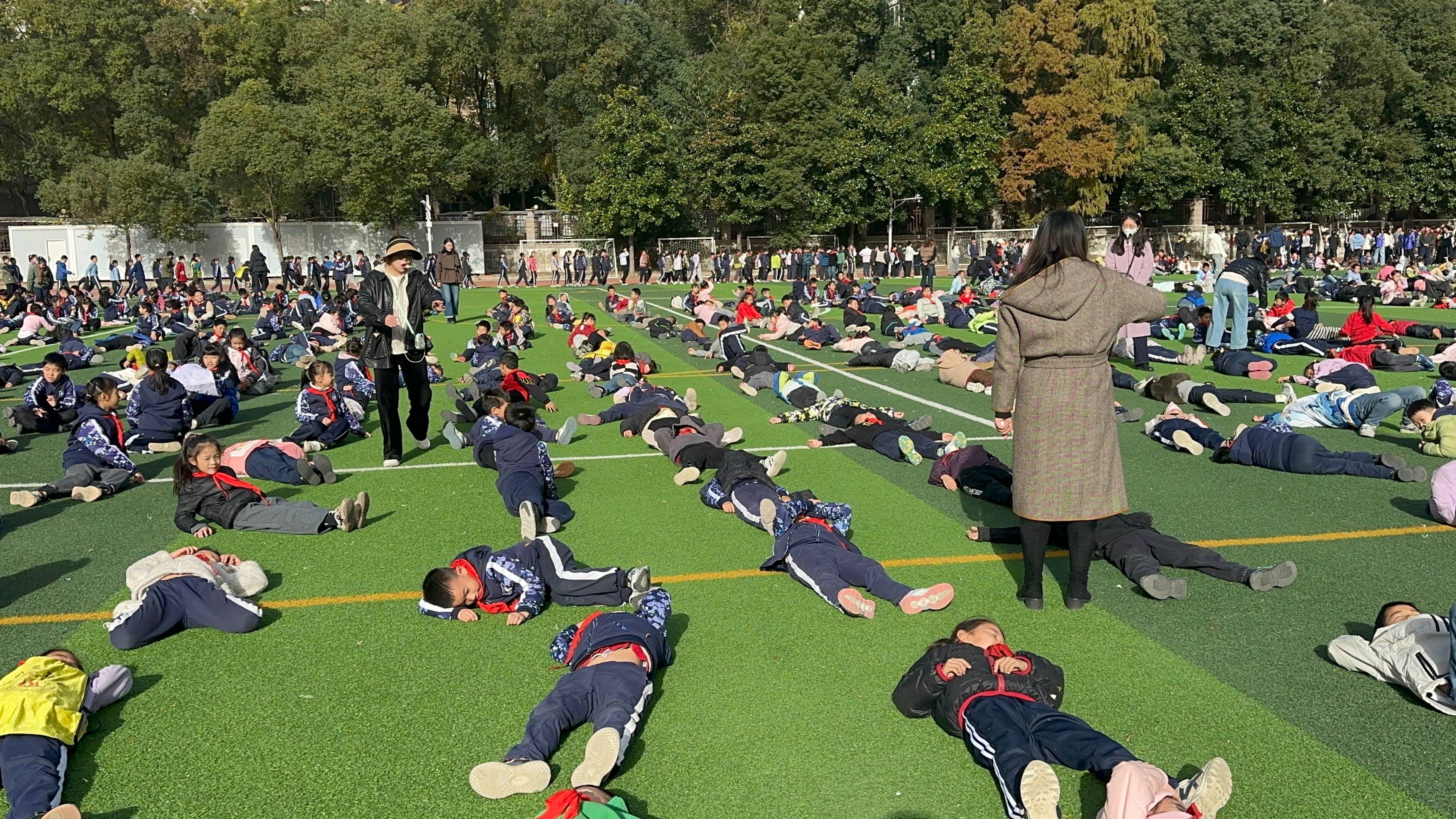 武汉一学校大课间秒变大型“晒娃”现场<strong></p>
<p>欧意钱包</strong>,1700名学生乐得在操场上打滚,乐在其中